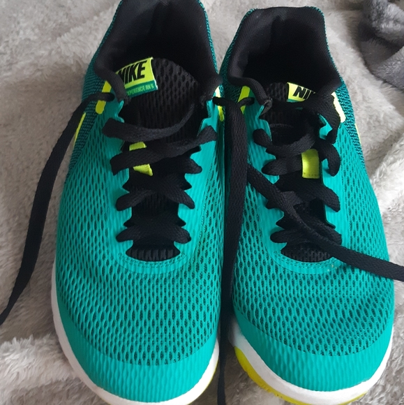 Nike Shoes - Women's Nike flex experience RN5